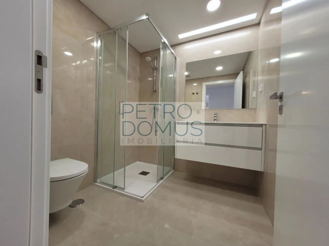 Apartamento T1 para Arrendamento em Campolide Foto 9