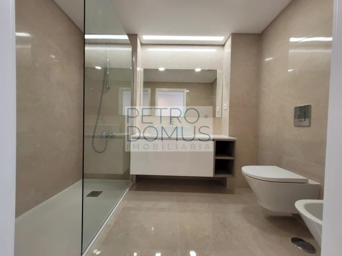 Apartamento T1 para Arrendamento em Campolide Foto 11