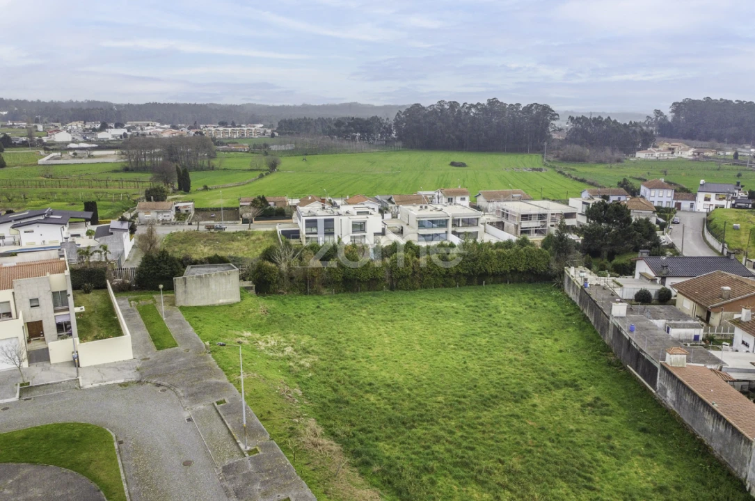 Terreno para Venda em Castêlo da Maia Foto 2
