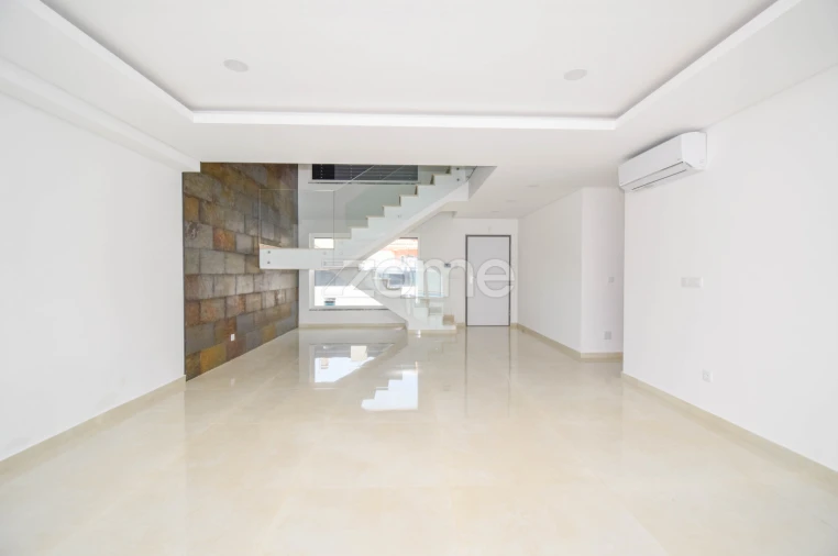 Moradia T4 para Venda em Corroios Foto 10