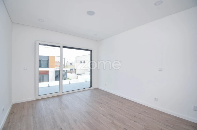 Moradia T4 para Venda em Corroios Foto 23