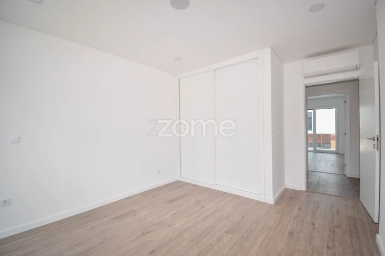 Moradia T4 para Venda em Corroios Foto 31