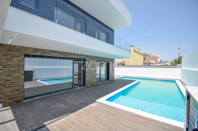 Moradia T4 para Venda em Corroios Foto 2