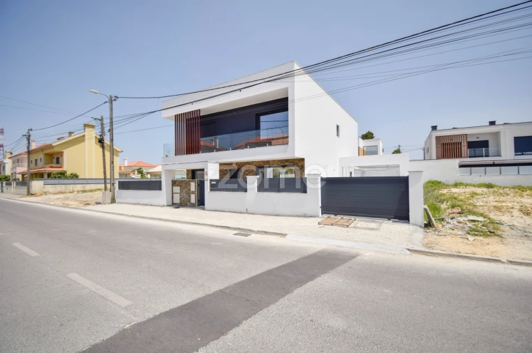 Moradia T4 para Venda em Corroios Foto 34