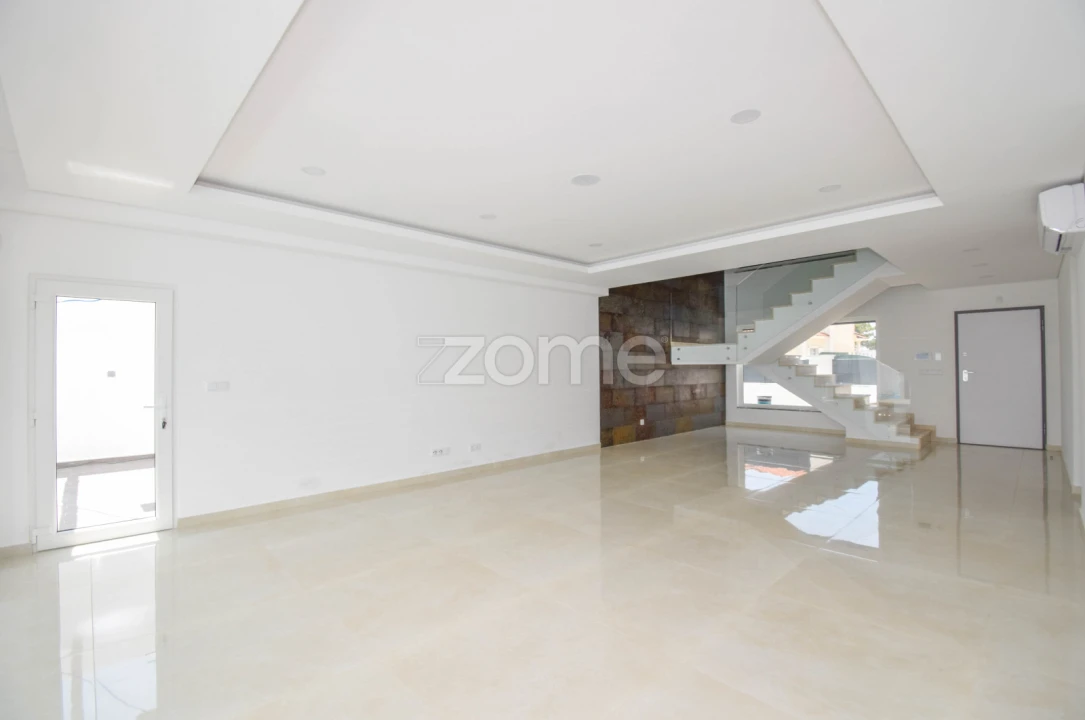 Moradia T4 para Venda em Corroios Foto 9