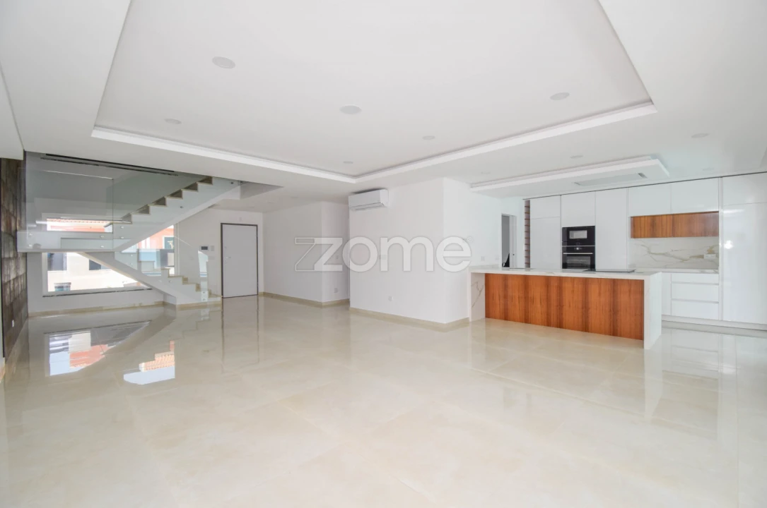 Moradia T4 para Venda em Corroios Foto 8