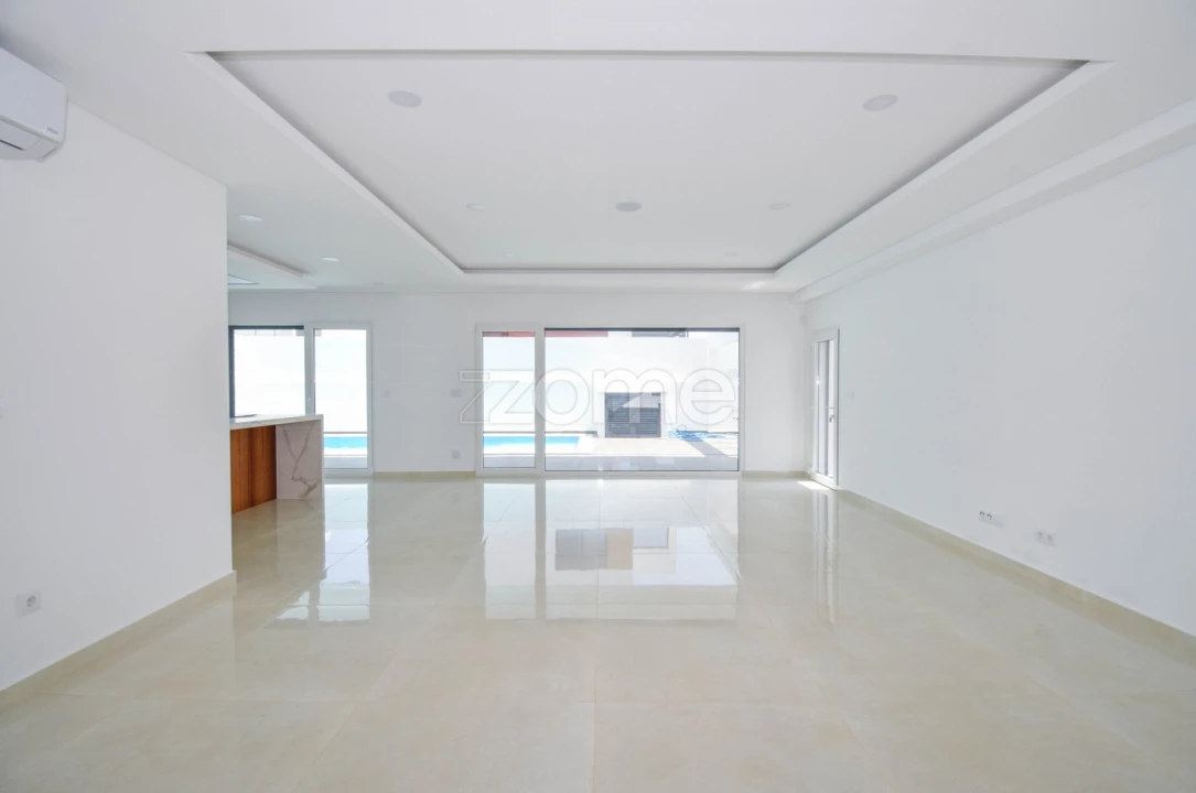 Moradia T4 para Venda em Corroios Foto 11