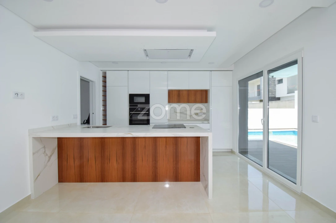 Moradia T4 para Venda em Corroios Foto 14