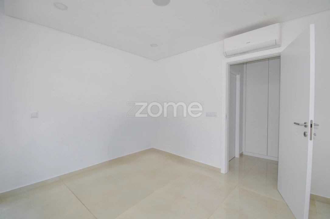 Moradia T4 para Venda em Corroios Foto 21