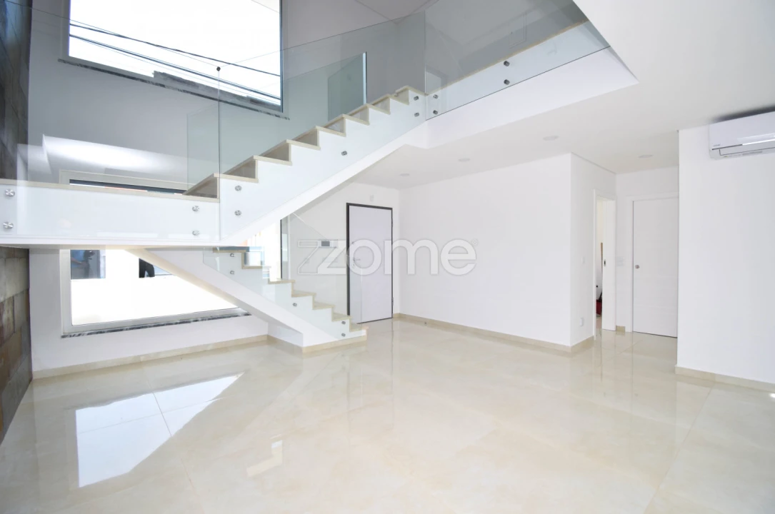 Moradia T4 para Venda em Corroios Foto 16