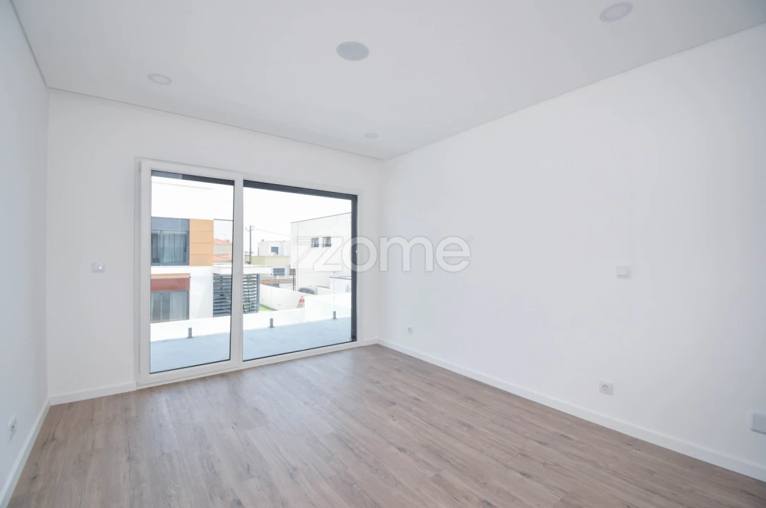 Moradia T4 para Venda em Corroios Foto 23