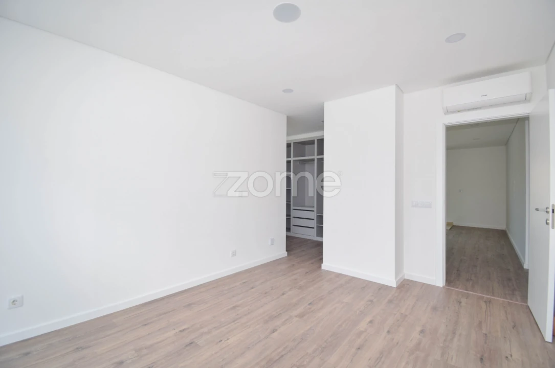 Moradia T4 para Venda em Corroios Foto 25