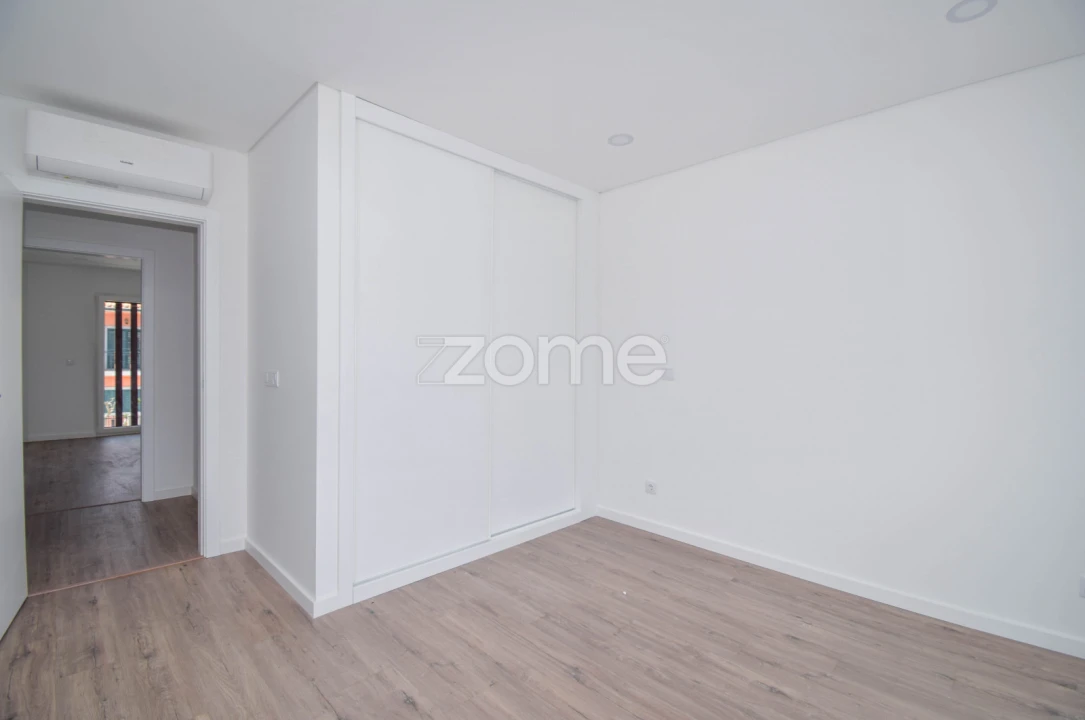 Moradia T4 para Venda em Corroios Foto 29