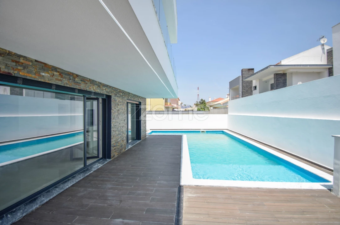 Moradia T4 para Venda em Corroios Foto 4