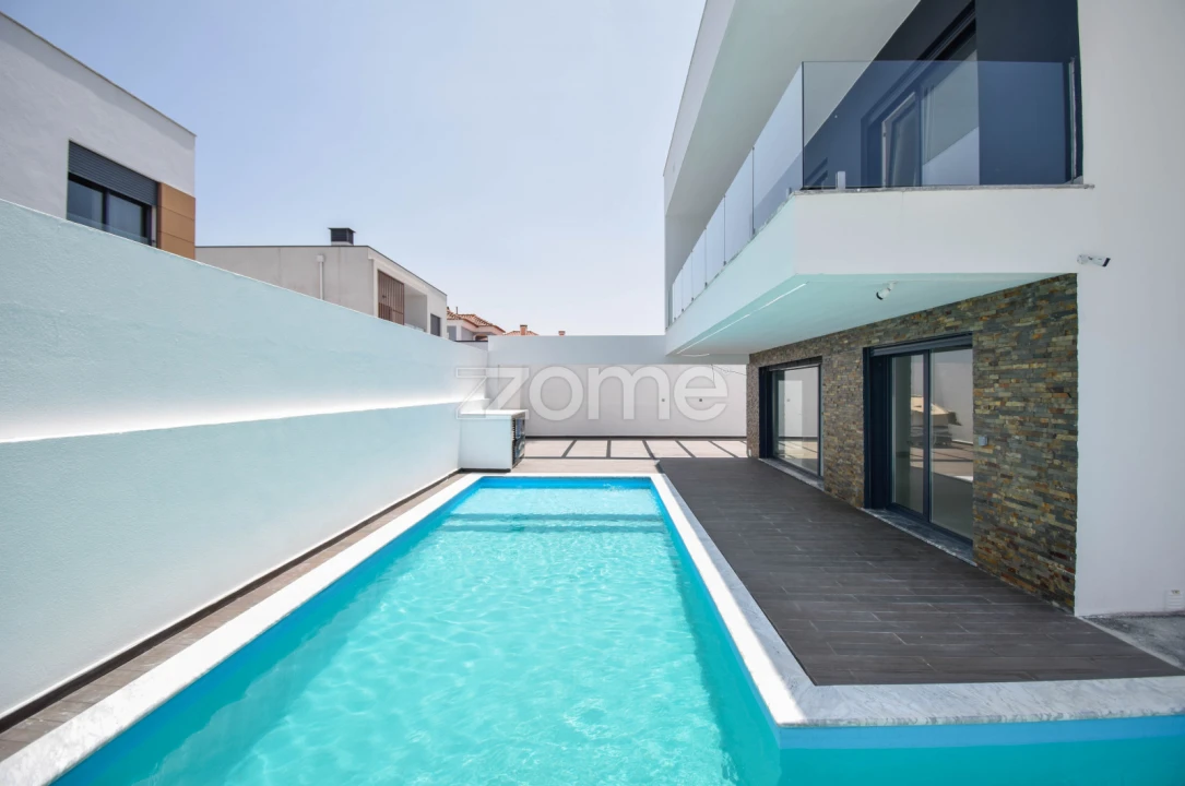 Moradia T4 para Venda em Corroios Foto 1