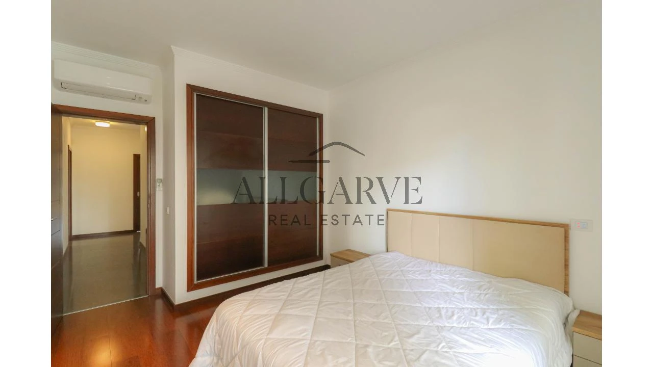Apartamento T4 para Venda em Portimão Foto 11