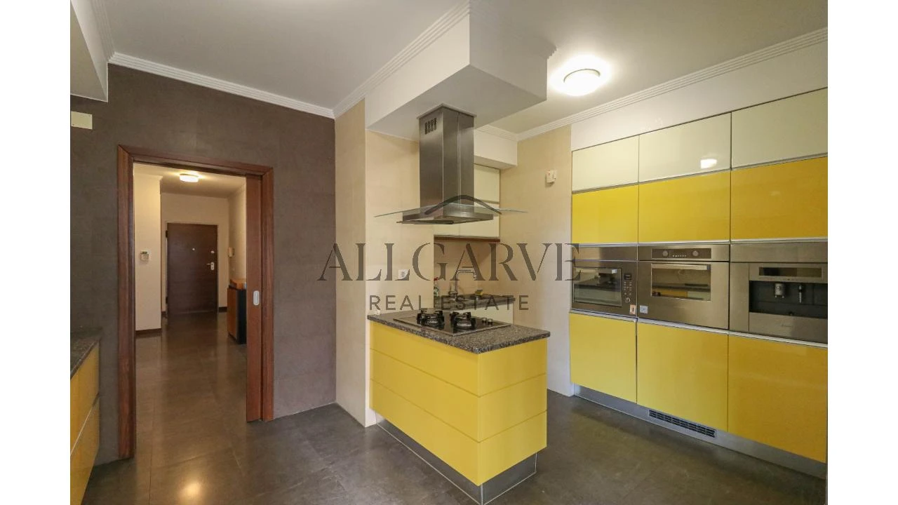 Apartamento T4 para Venda em Portimão Foto 6