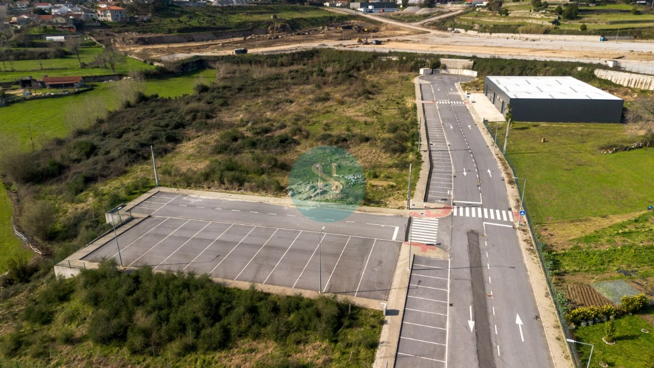 Terreno Comércio / Armazém para Venda em Vilaça e Fradelos Foto 1