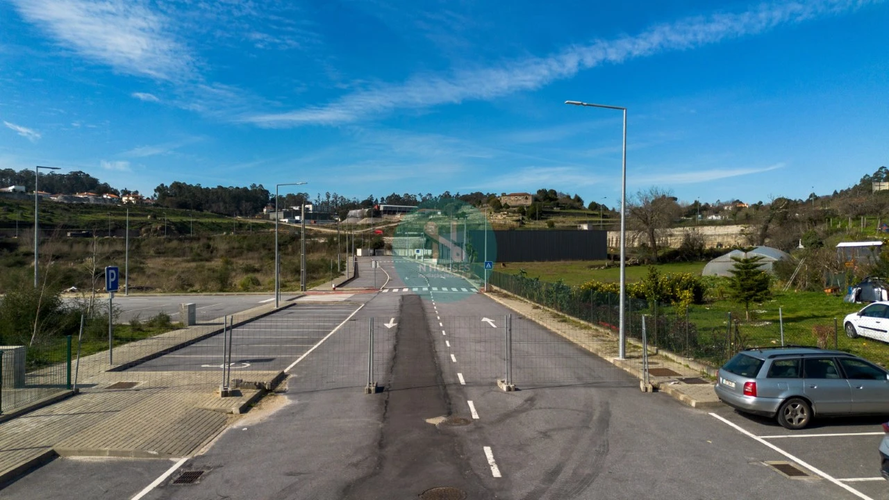 Terreno Comércio / Armazém para Venda em Vilaça e Fradelos Foto 2