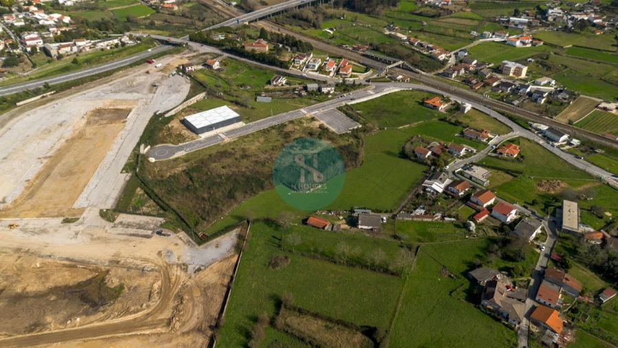 Terreno Comércio / Armazém para Venda em Vilaça e Fradelos Foto 3