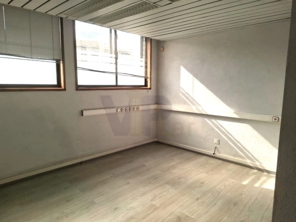 Loja para Arrendamento em Paranhos Foto 15