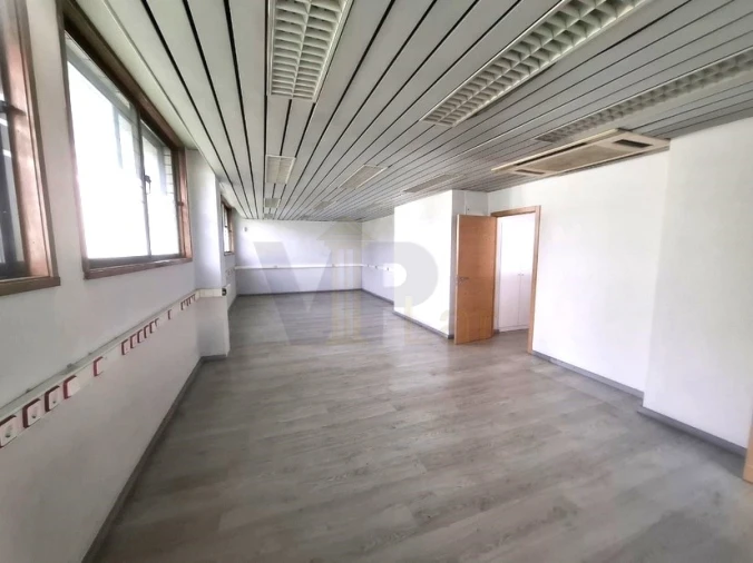 Loja para Arrendamento em Paranhos