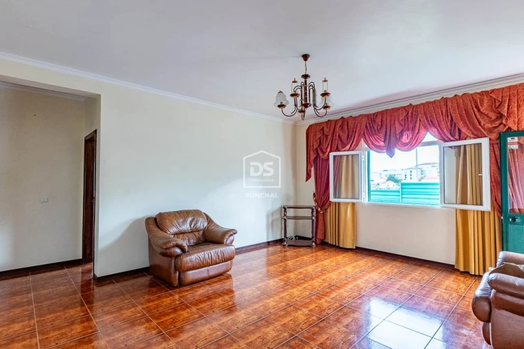 Moradia T3 para Venda em Estreito de Camara de Lobos Foto 9