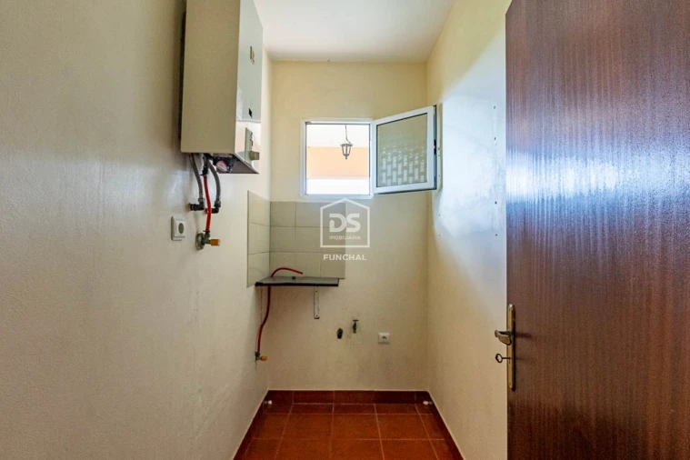 Moradia T3 para Venda em Estreito de Camara de Lobos Foto 23