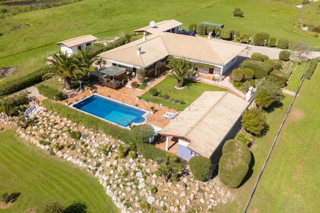 Moradia T4 para Venda em Bensafrim e Barão de São João Foto 1