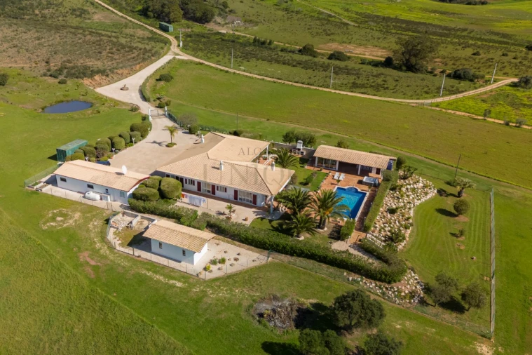 Moradia T4 para Venda em Bensafrim e Barão de São João Foto 11