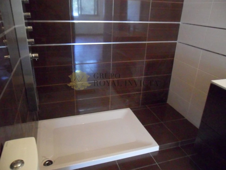 Moradia T4 para Venda em Duas Igrejas Foto 9