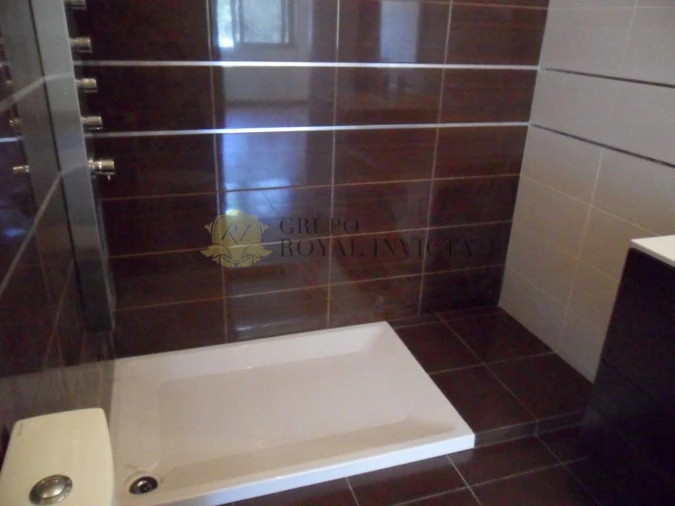 Moradia T4 para Venda em Duas Igrejas Foto 9