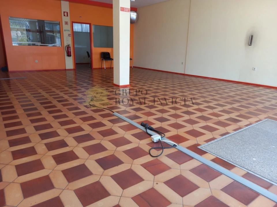 Loja para Venda em Alfena Foto 3