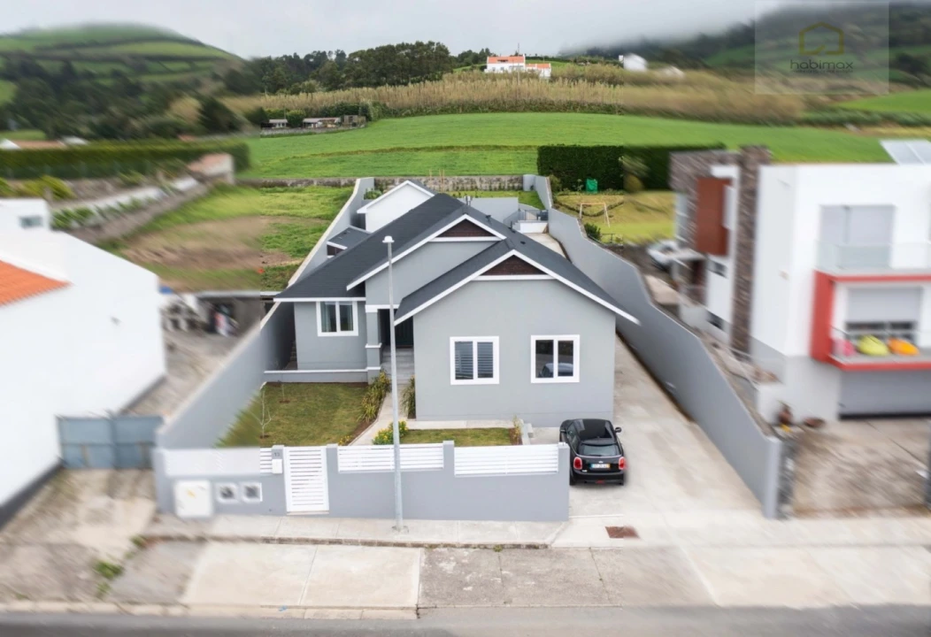 Moradia T3 para Venda em Agua de Alto Foto 1