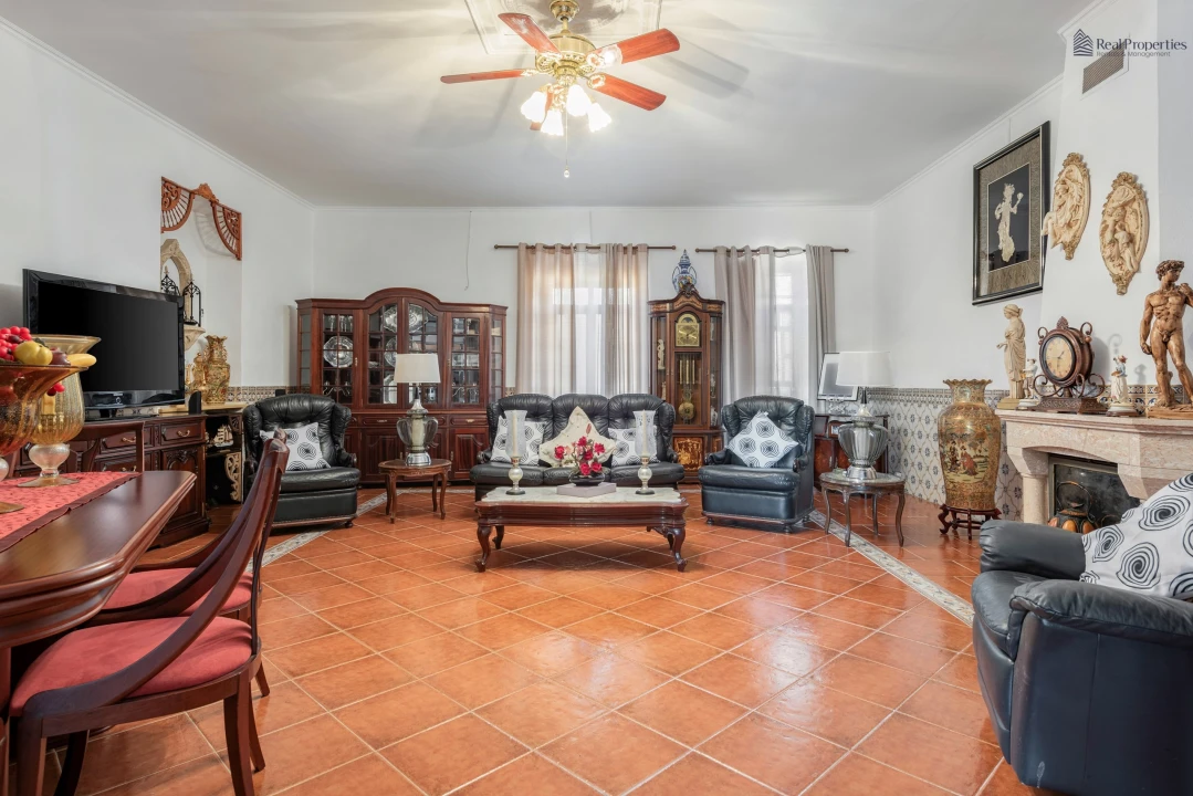 Moradia T5 para Venda em Quarteira Foto 4