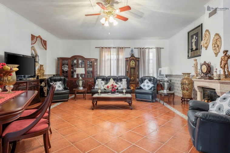Moradia T5 para Venda em Quarteira Foto 4