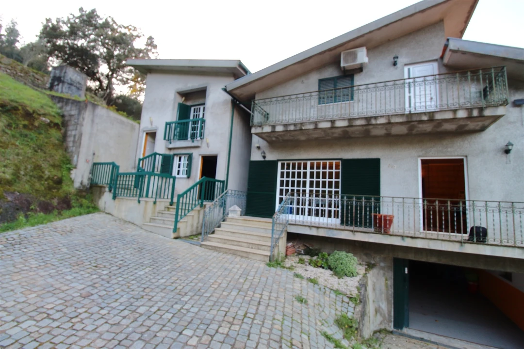 Moradia T3 para Venda em Santa Maria de Sardoura Foto 1
