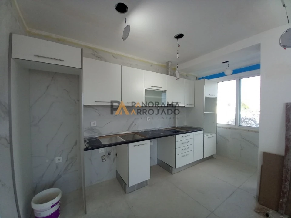 Apartamento T4 para Venda em Laranjeiro e Feijó Foto 1