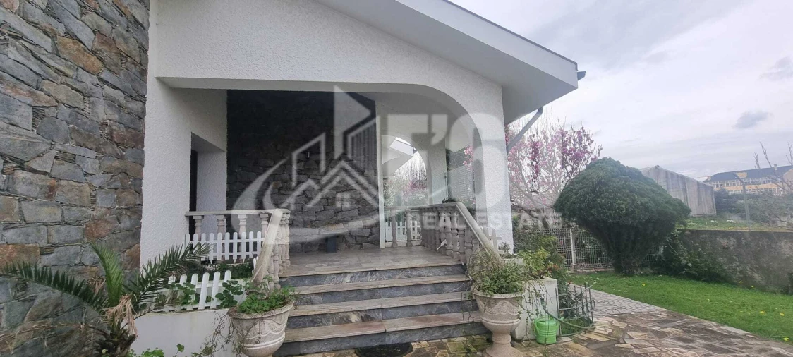 Moradia T9 para Venda em São Felix da Marinha Foto 1