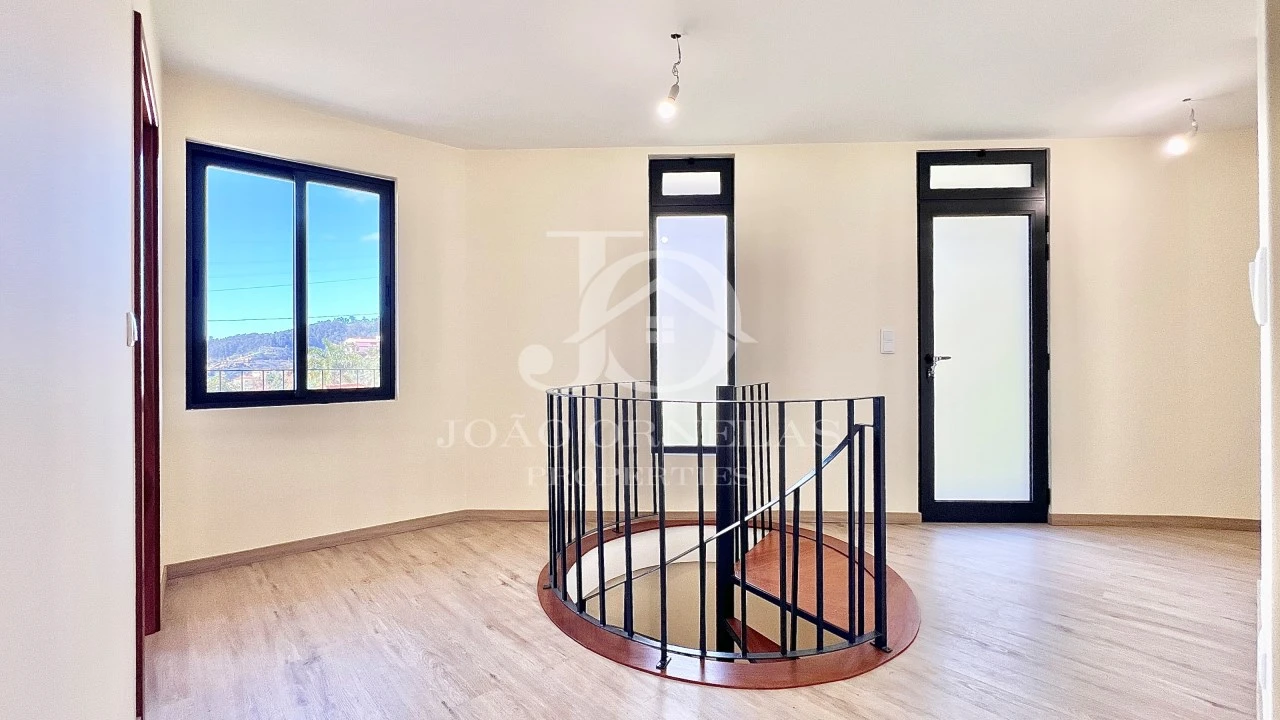 Moradia T3 para Venda em Estreito de Camara de Lobos Foto 38