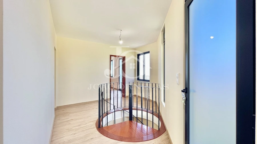 Moradia T3 para Venda em Estreito de Camara de Lobos Foto 32