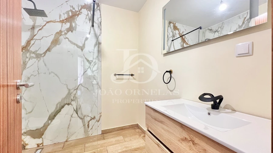 Moradia T3 para Venda em Estreito de Camara de Lobos Foto 36