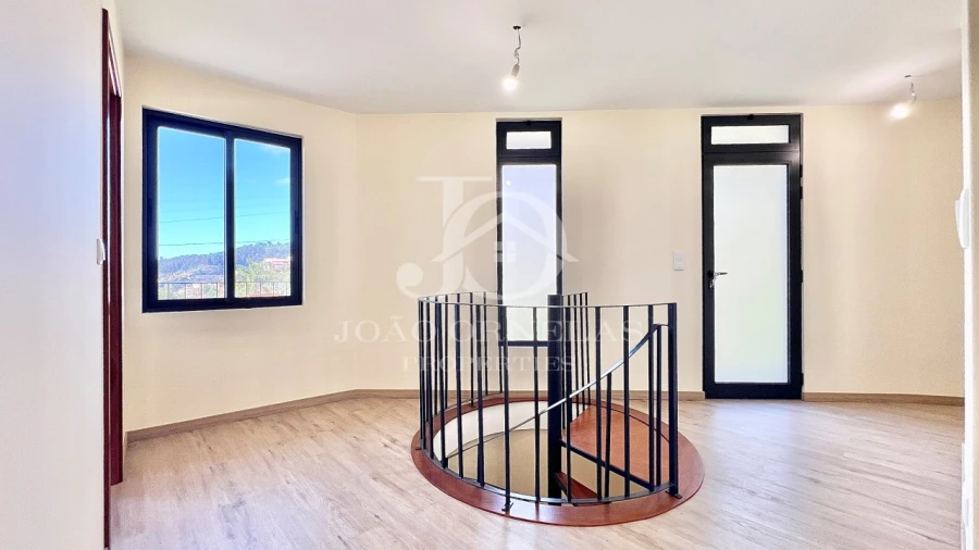 Moradia T3 para Venda em Estreito de Camara de Lobos Foto 38