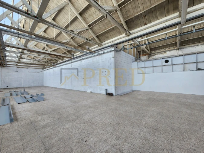 Armazém para Arrendamento em Mafamude e Vilar do Paraíso Foto 1