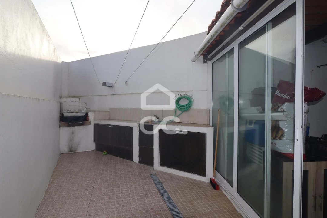 Moradia T3 para Venda em Capelas Foto 12