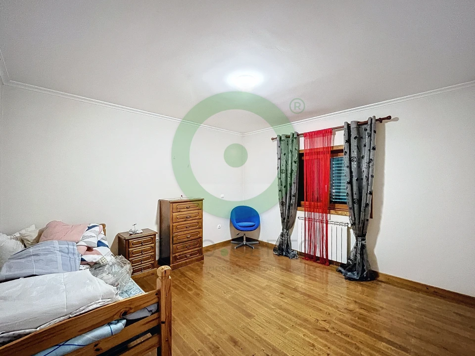 Moradia T4 para Venda em Vilar de Nantes Foto 16