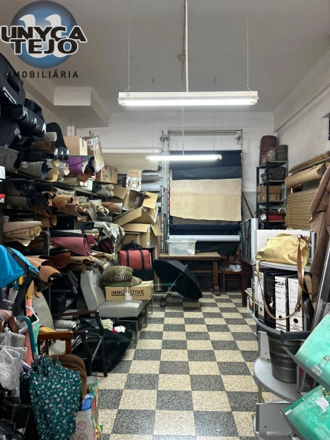 Armazém para Venda em Arroios