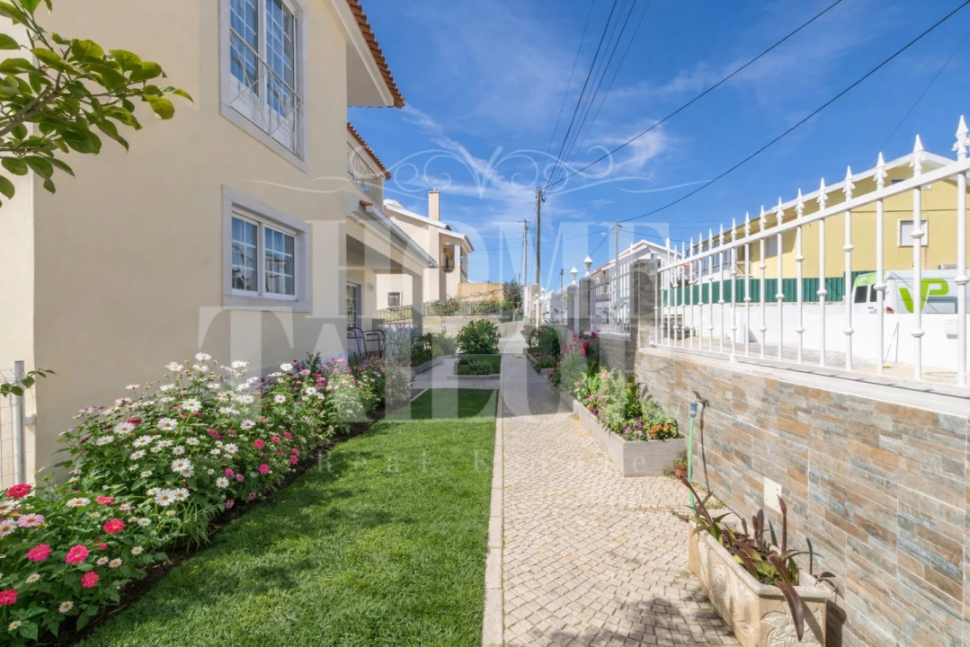 Moradia T4 para Venda em Carvoeira Foto 3