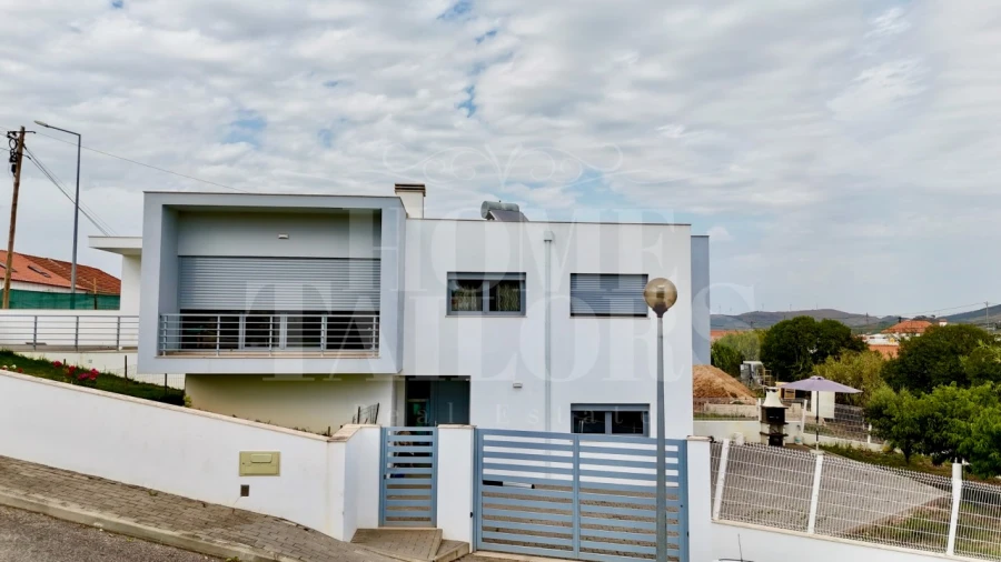 Moradia T3 para Venda em Azueira e Sobral da Abelheira Foto 4