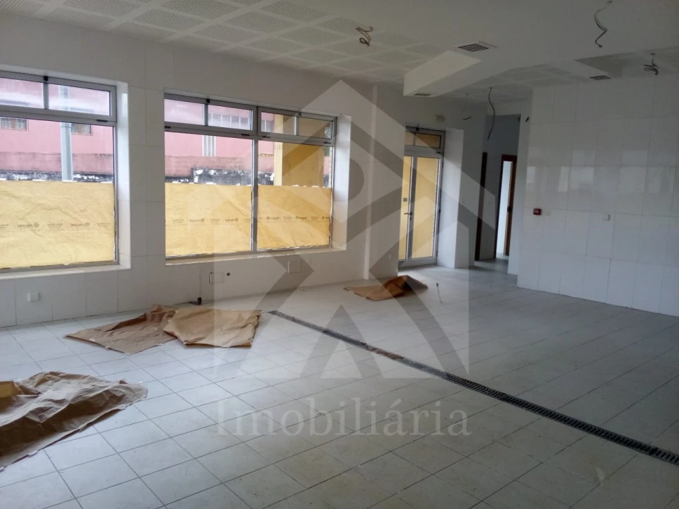 Loja para Arrendamento em Coronado (São Romão e São Mamede) Foto 3